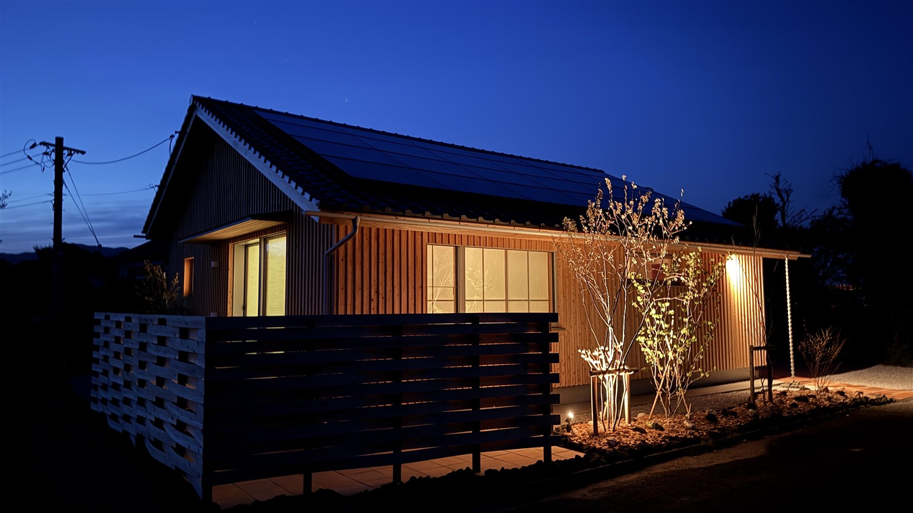 夕暮れ、灯りのともる出雲の住まい