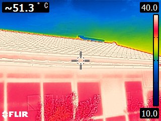 夏の屋根表面のサーモグラフィ 51.3℃